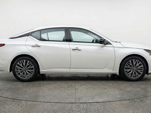 Used 2025 Nissan Altima 2.5 SV image 11