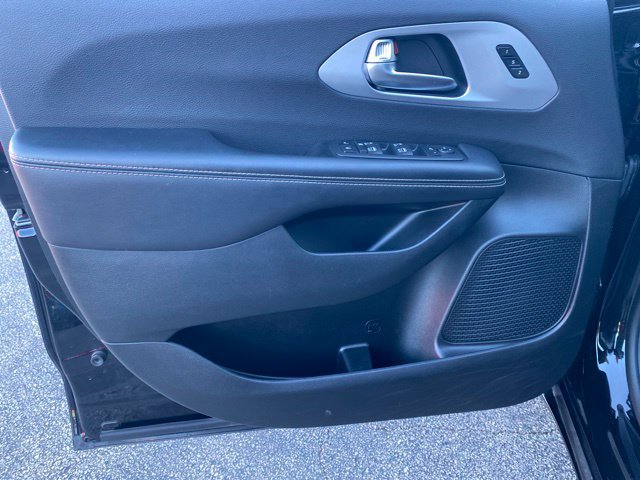 Used 2025 Chrysler Pacifica Limited FWD image 15