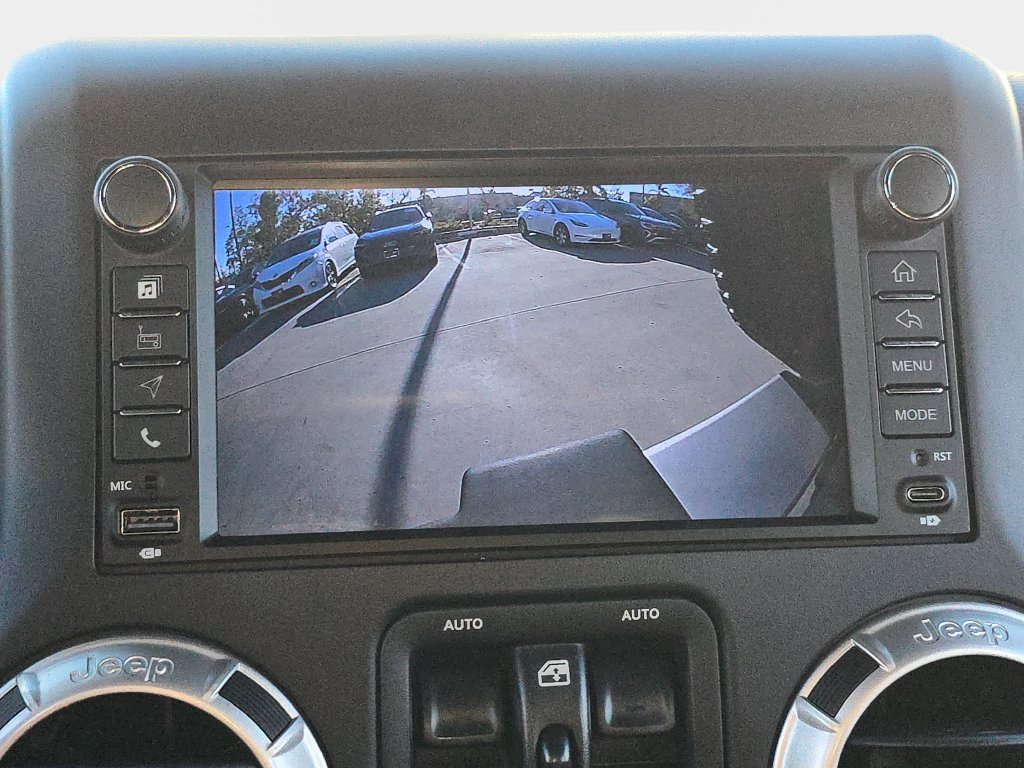 Used 2015 Jeep Wrangler Unlimited Sahara w/ Connectivity Group AWD/4WD image 29