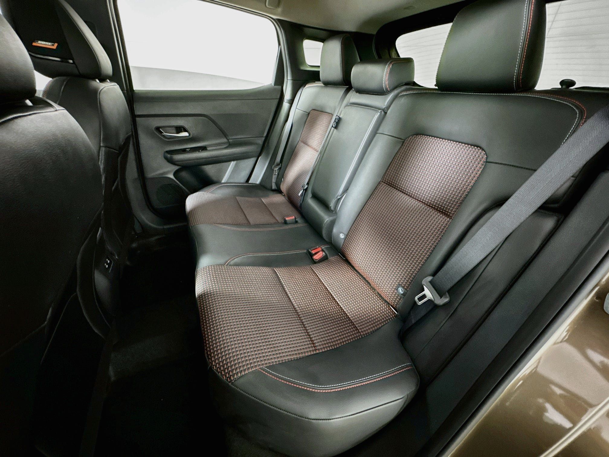 Used 2026 Nissan Kicks SR w/ SR Premium Package FWD image 23