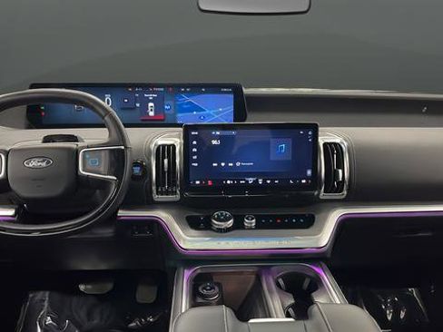 Used 2025 Ford Expedition Platinum image 11