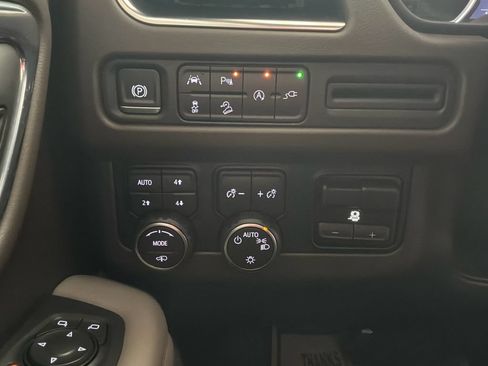 Used 2021 Chevrolet Suburban Z71 w/ Z71 Off-Road Package AWD/4WD image 26