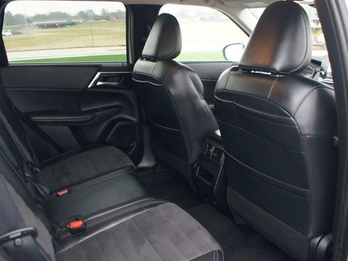 Used 2024 Mitsubishi Outlander SE image 23