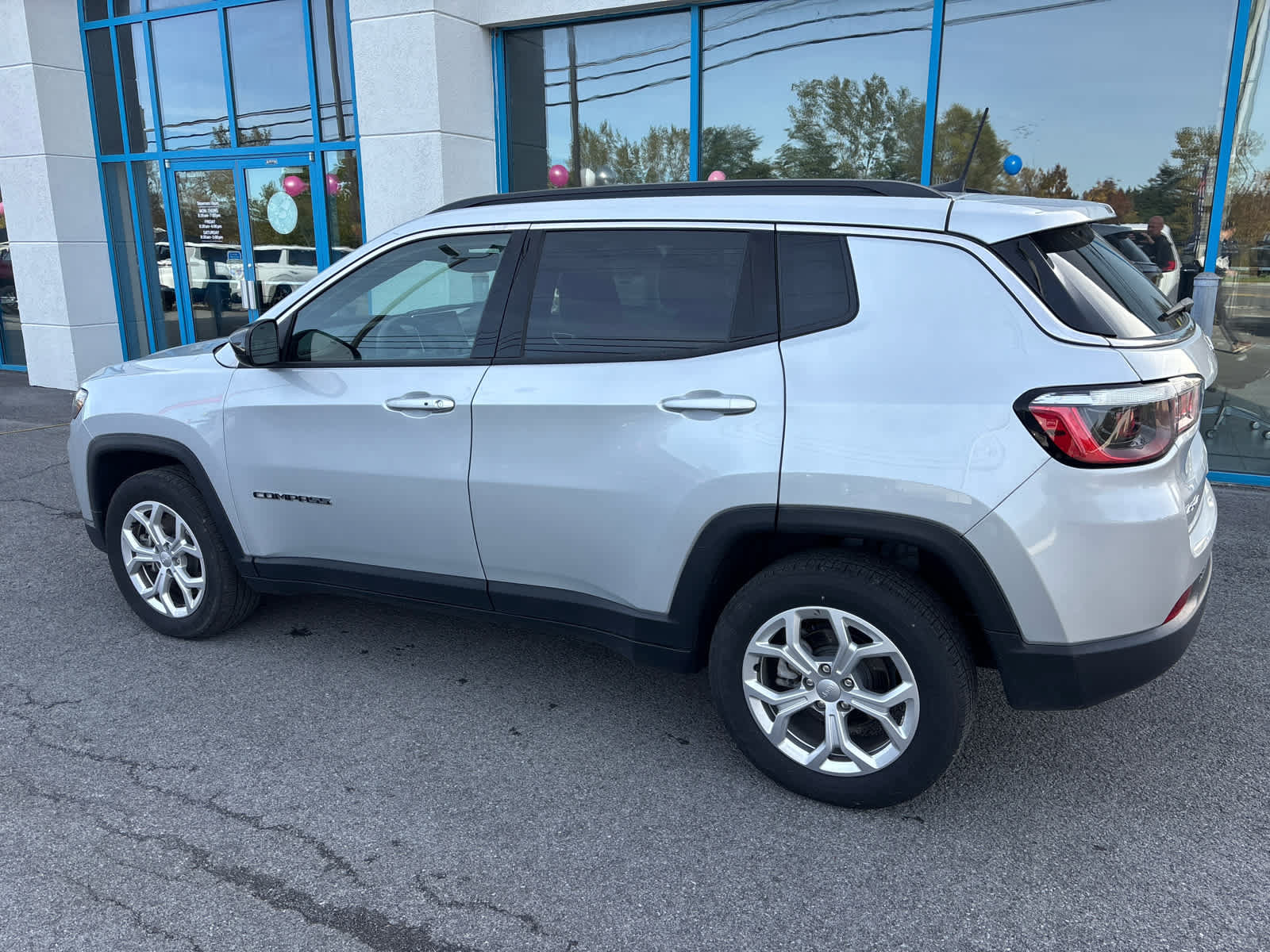 Used 2024 Jeep Compass Latitude w/ Convenience Group AWD/4WD image 2