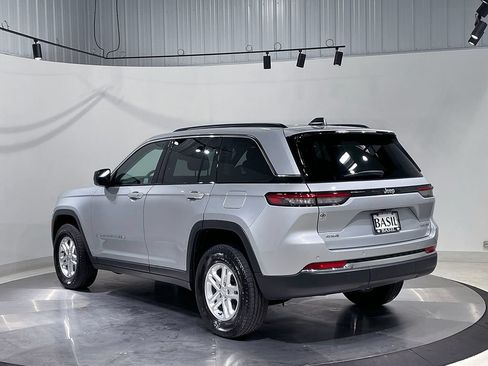 Used 2023 Jeep Grand Cherokee Laredo AWD/4WD image 13