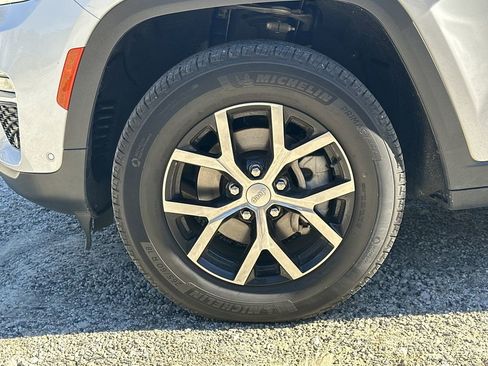 Used 2023 Jeep Grand Cherokee Limited w/ Luxury Tech Group II image 11