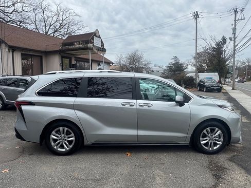Used 2021 Toyota Sienna Limited image 6
