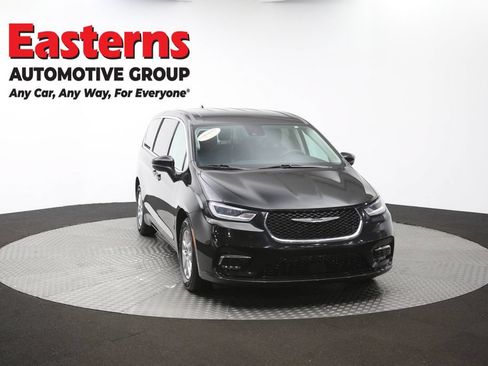 Used 2023 Chrysler Pacifica Touring-L FWD image 53