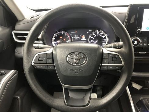 Used 2023 Toyota Highlander L image 16