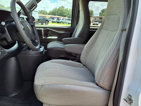 Used 2025 Chevrolet Express 3500 LT w/ LT Preferred Equipment Group RWD image 13