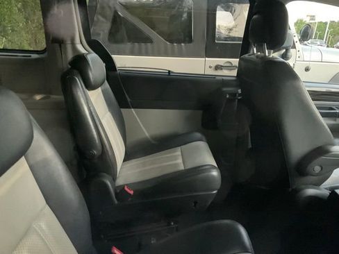 Used 2010 Chrysler Town & Country Touring image 4