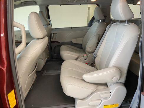 Used 2013 Toyota Sienna XLE image 12