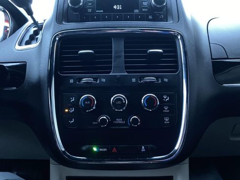 Used 2017 Dodge Grand Caravan SXT image 3