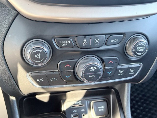 Used 2016 Jeep Cherokee Latitude w/ Comfort/Convenience Group AWD/4WD image 23