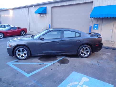 Used 2014 Dodge Charger SE w/ Sport Appearance Group image 3