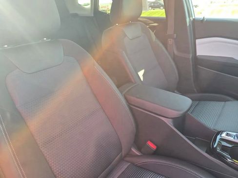 Used 2025 Chevrolet Trax LT w/ LT Convenience Package FWD image 16