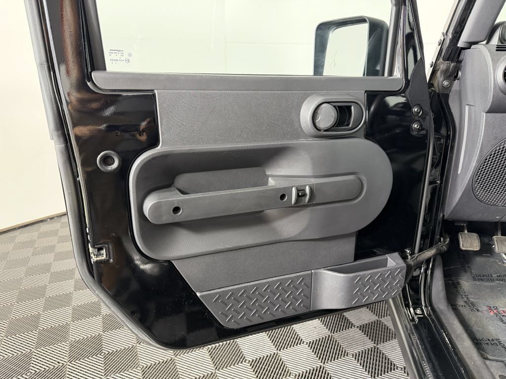 Used 2007 Jeep Wrangler Rubicon w/ Dual Top Group AWD/4WD image 32