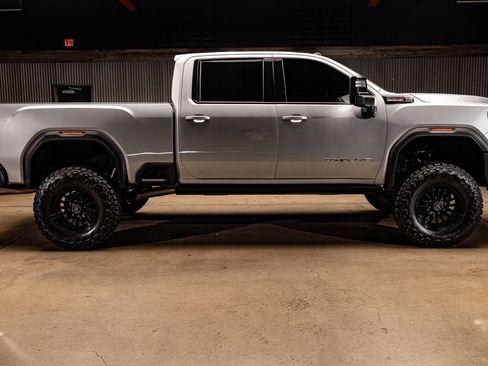 Used 2025 GMC Sierra 2500 AT4X image 11