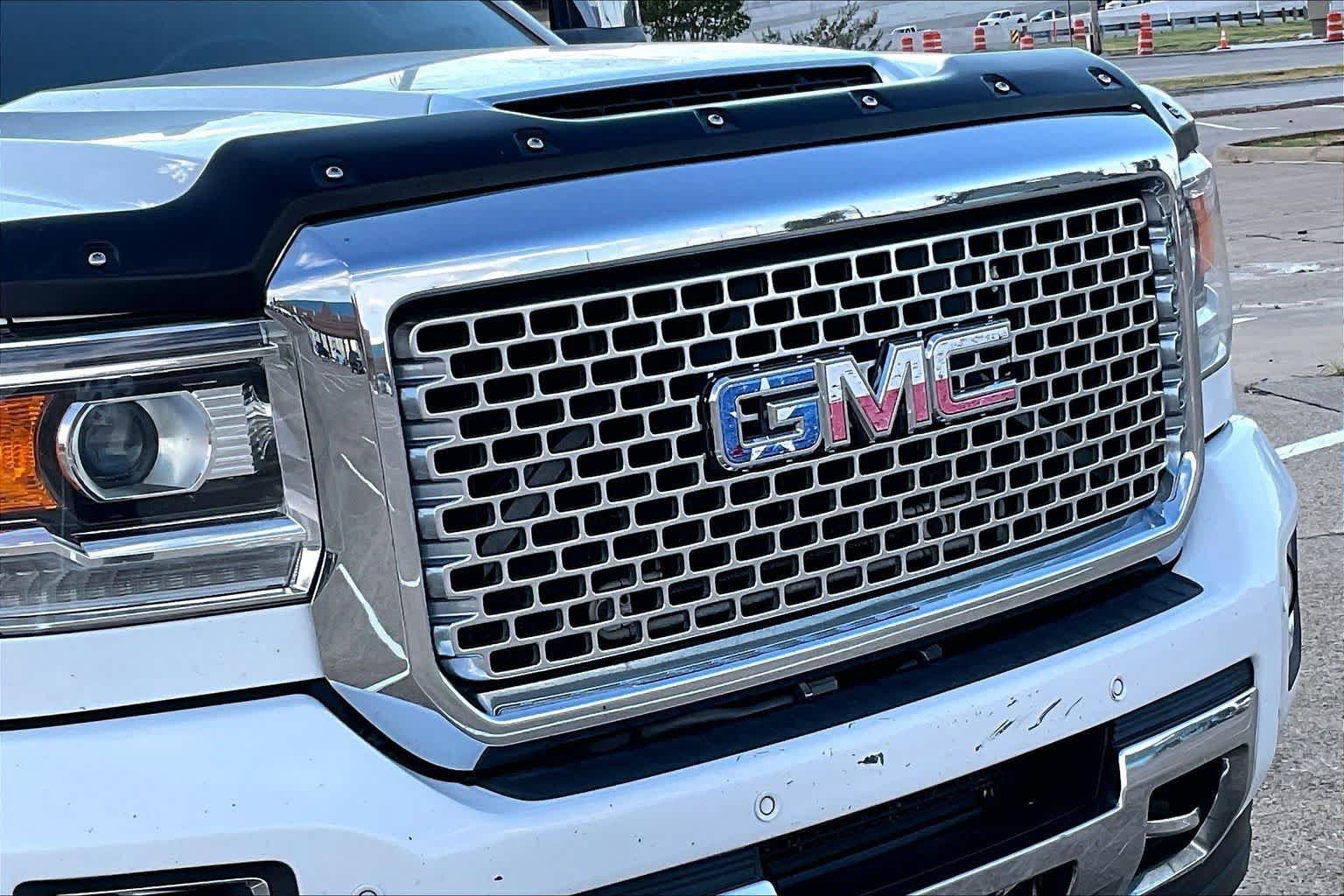 Used 2017 GMC Sierra 2500 Denali w/ Duramax Plus Package AWD/4WD image 32