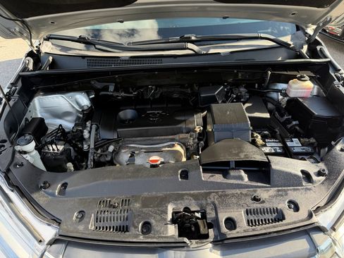 Used 2017 Toyota Highlander LE FWD image 25