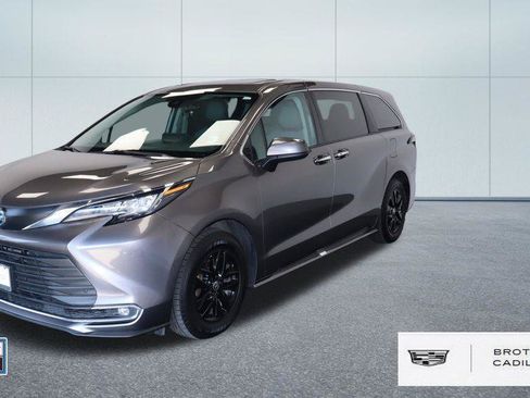 Used 2022 Toyota Sienna XLE AWD/4WD image 1