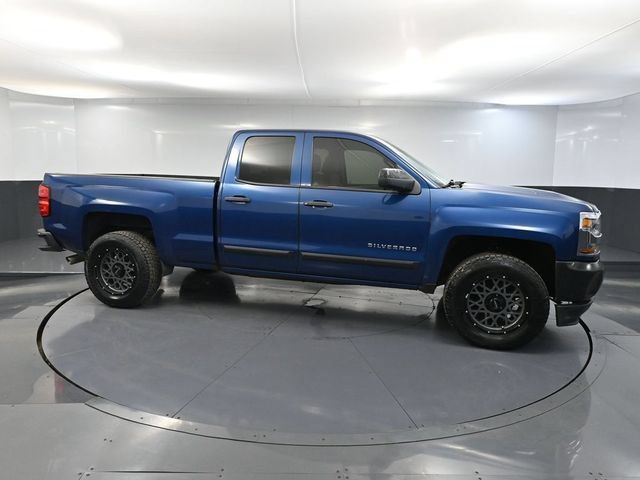 Used 2017 Chevrolet Silverado 1500 W/T w/ Trailering Package RWD image 2