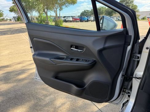 Used 2025 Nissan Versa SV FWD image 18