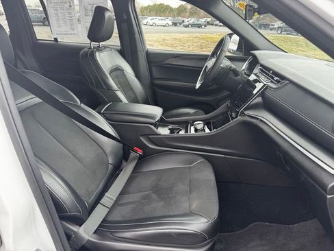 Certified 2025 Jeep Grand Cherokee Altitude image 14