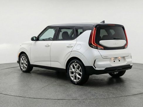 Used 2025 Kia Soul LX w/ LX Technology Package FWD image 6
