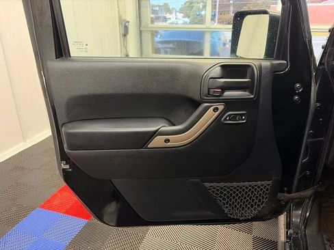 Used 2017 Jeep Wrangler Unlimited Sahara AWD/4WD image 10