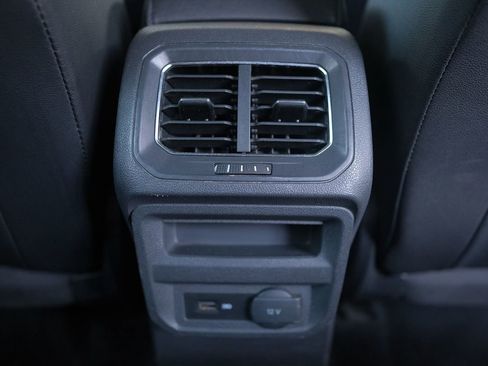 Used 2018 Volkswagen Tiguan SE image 33