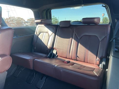 Used 2024 Ford Expedition Limited image 11