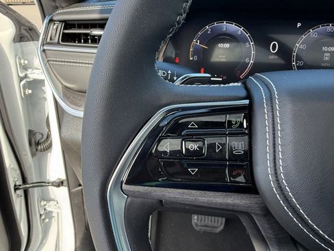 New 2025 Jeep Grand Cherokee Overland AWD/4WD image 18