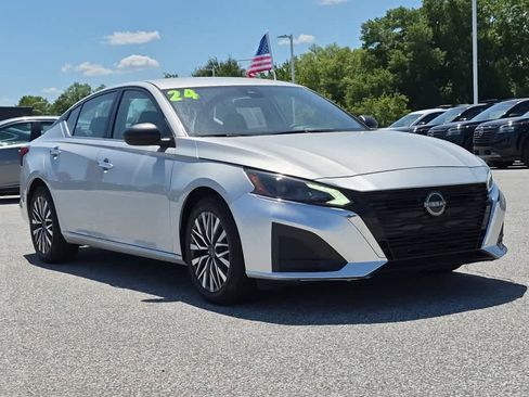 Used 2024 Nissan Altima 2.5 SV FWD image 2