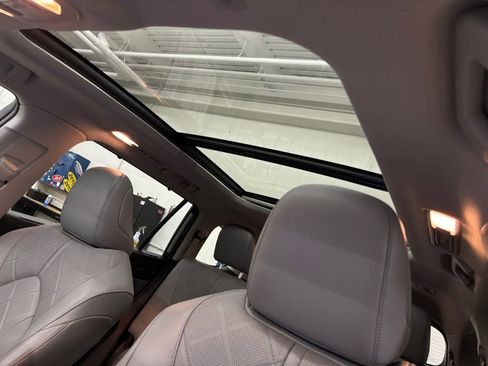 Used 2023 Toyota Highlander Platinum image 31