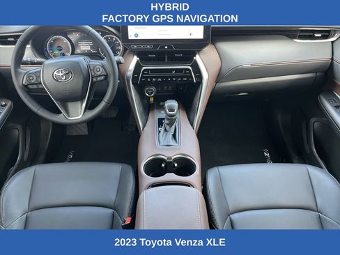Used 2023 Toyota Venza XLE image 2