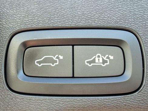 Certified 2024 Volvo XC60 B5 Ultimate w/ Protection Package AWD/4WD image 11