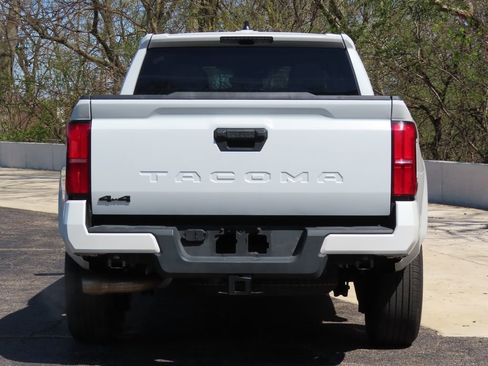 Used 2025 Toyota Tacoma TRD Sport AWD/4WD image 5
