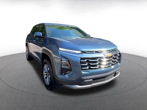 Used 2025 Chevrolet Equinox LT image 3