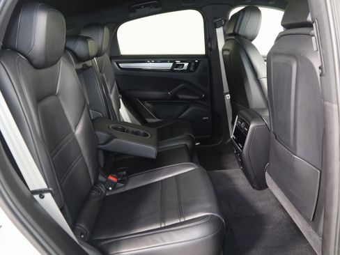 Used 2023 Porsche Cayenne Coupe image 18