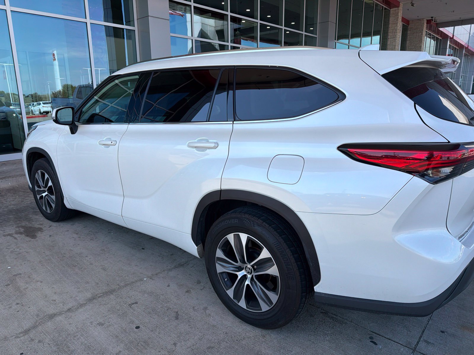 Used 2021 Toyota Highlander XLE FWD image 13