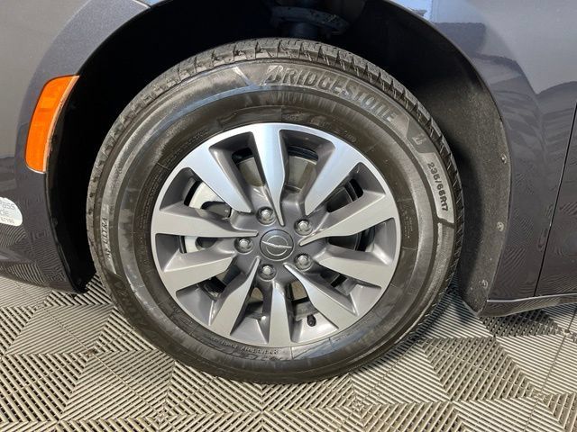 Used 2021 Chrysler Pacifica Limited FWD image 11