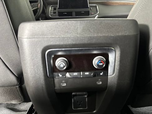 Used 2024 Chevrolet Suburban High Country RWD image 27