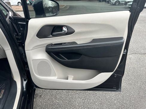 Used 2022 Chrysler Pacifica Touring-L image 14