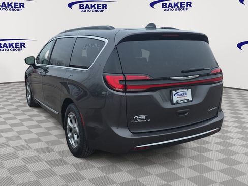 Used 2023 Chrysler Pacifica Limited image 7