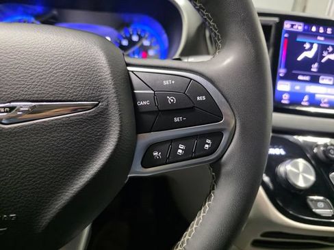 Used 2023 Chrysler Pacifica Touring-L FWD image 14