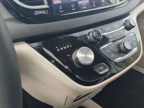 Used 2024 Chrysler Pacifica Touring-L image 12