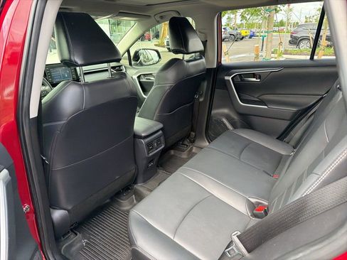 Used 2022 Toyota RAV4 XLE Premium image 14