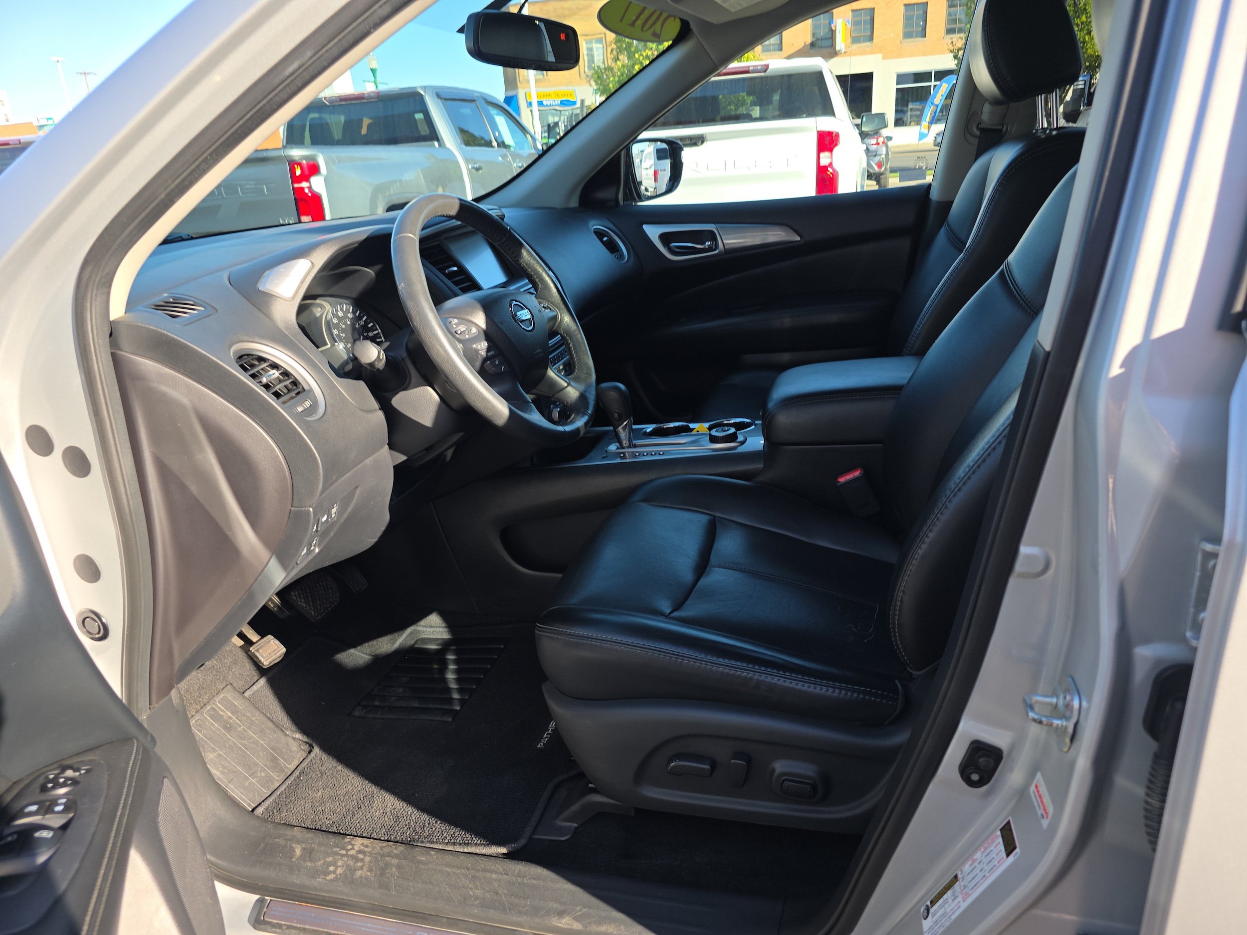 Used 2017 Nissan Pathfinder SL AWD/4WD image 2