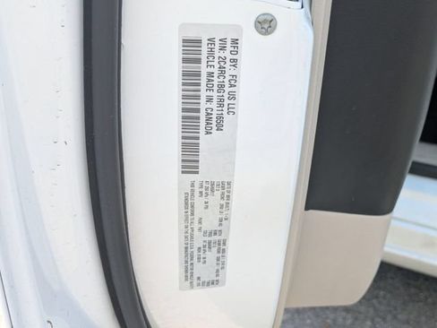 Used 2024 Chrysler Pacifica Touring-L FWD image 37